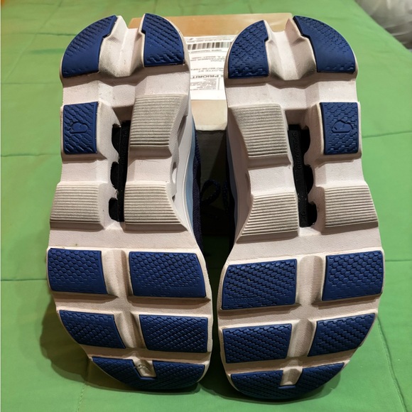 WOMENS ON CLOUDMONSTER SIZE 6 | lavender açaí / looks more blue than purple - Picture 3 of 9